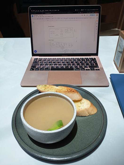 Cream soup with bread
